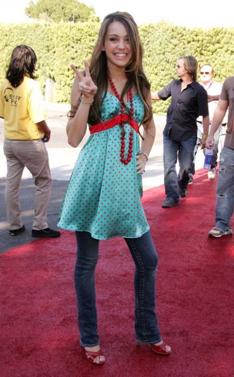 miley-cyrus_dot_com-teenchoiceawards2006-arrivals-a001.jpg